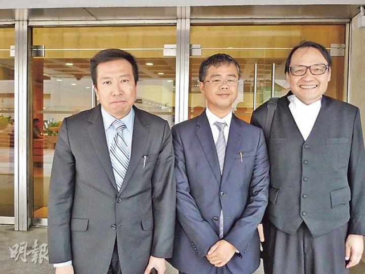 陳振聰(左)昨日庭內庭外神情都頗為凝重。昨日提早散庭,陳離庭時雙唇閉合,看起來略感無奈,其律師(中及右)則保持一貫笑容。(何偉畧攝) 陳振聰(左)昨日庭內庭外神情都頗為凝重。昨日提早散庭,陳離庭時雙唇閉合,看起來略感無奈,其律師(中及右)則保持一貫笑容。(何偉畧攝)