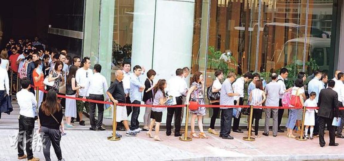 灣港圖灣首日接受買家認購登記,估計因市場「餓盤」已久,昨日現睇樓人潮。(劉焌陶攝) 灣港圖灣首日接受買家認購登記,估計因市場「餓盤」已久,昨日現睇樓人潮。(劉焌陶攝)