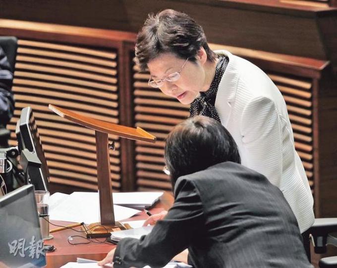 人稱「好打得」的政務司長林鄭月娥,據悉近期已減少當局長「奶媽」的角色,較少公開幫局長推銷政策。有人形容她是避風頭。(李紹昌攝) 人稱「好打得」的政務司長林鄭月娥,據悉近期已減少當局長「奶媽」的角色,較少公開幫局長推銷政策。有人形容她是避風頭。(李紹昌攝)