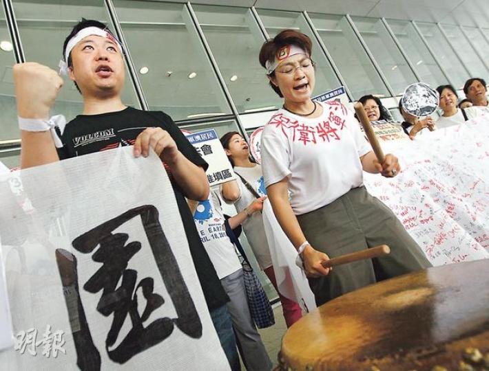 西貢區議員方國珊(前右)在立法會門外絕食42小時,昨再聯同居民在立會外擊鼓要求永久關閉將軍澳堆填區。她在政府撤回方案後已停止絕食,但指臭味等問題仍急需處理。(李紹昌攝)民主黨成員昨趁立法會工務小組審議3個堆填區方案前,到門外焚燒示威物品,反對擴建屯門堆填區。(李紹昌攝)環境局長黃錦星(右)昨日撤回擴建將軍澳堆填區撥款申請,並期望委員通過屯門及打鼓嶺堆填區計劃的申請。黃錦星在會議後主動與反對將軍澳方案、但支持打鼓嶺計劃的工聯會立法會議員陳婉嫻(左)握手。(李紹昌攝) 西貢區議員方國珊(前右)在立法會門外絕食42小時,昨再聯同居民在立會外擊鼓要求永久關閉將軍澳堆填區。她在政府撤回方案後已停止絕食,但指臭味等問題仍急需處理。(李紹昌攝)民主黨成員昨趁立法會工務小組審議3個堆填區方案前,到門外焚燒示威物品,反對擴建屯門堆填區。(李紹昌攝)環境局長黃錦星(右)昨日撤回擴建將軍澳堆填區撥款申請,並期望委員通過屯門及打鼓嶺堆填區計劃的申請。黃錦星在會議後主動與反對將軍澳方案、但支持打鼓嶺計劃的工聯會立法會議員陳婉嫻(左)握手。(李紹昌攝)