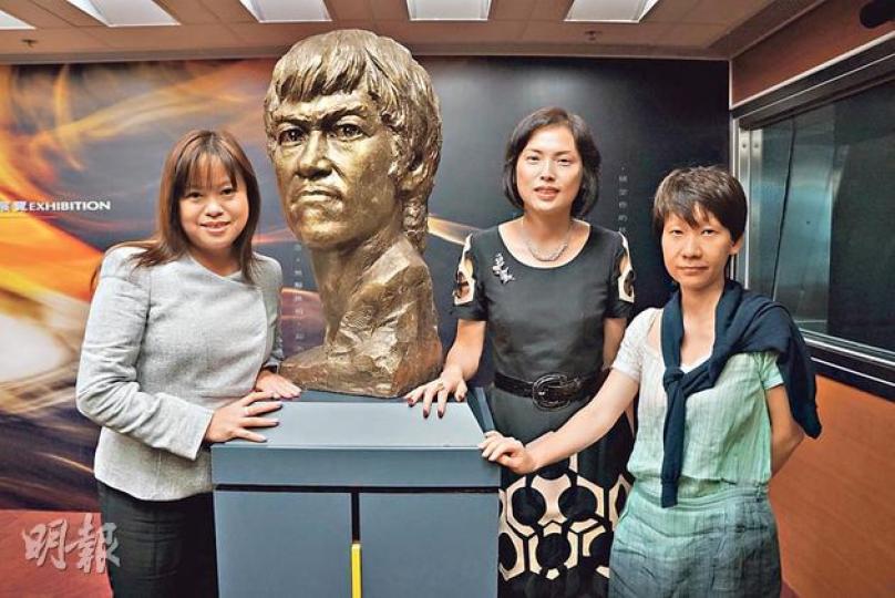 旅遊事務副專員羅淑佩(左起)、康文署長馮程淑儀及文化博物館館長許小梅,昨一同宣布為期5年、逾600件珍品的李小龍展將於下月20日開幕。(余瑋攝) 旅遊事務副專員羅淑佩(左起)、康文署長馮程淑儀及文化博物館館長許小梅,昨一同宣布為期5年、逾600件珍品的李小龍展將於下月20日開幕。(余瑋攝)