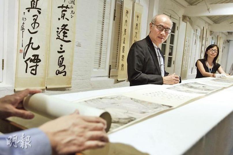 饒宗頤文化館管理委員會委員陳萬雄(右二)展示蕭立聲所作的《八高僧圖》,並指每個高僧都配有國學大師饒宗頤嘅題跋,以及張大千、錢穆等人嘅題簽,觀賞價值極高。(李澤彤攝)呢對蔡元培寫嘅《行書七言聯》,由饒宗頤文化館榮譽顧問鄧偉雄借出,上面寫上「是處登臨有風月略無踪跡到波瀾」。(李澤彤攝) 饒宗頤文化館管理委員會委員陳萬雄(右二)展示蕭立聲所作的《八高僧圖》,並指每個高僧都配有國學大師饒宗頤嘅題跋,以及張大千、錢穆等人嘅題簽,觀賞價值極高。(李澤彤攝)呢對蔡元培寫嘅《行書七言聯》,由饒宗頤文化館榮譽顧問鄧偉雄借出,上面寫上「是處登臨有風月略無踪跡到波瀾」。(李澤彤攝)