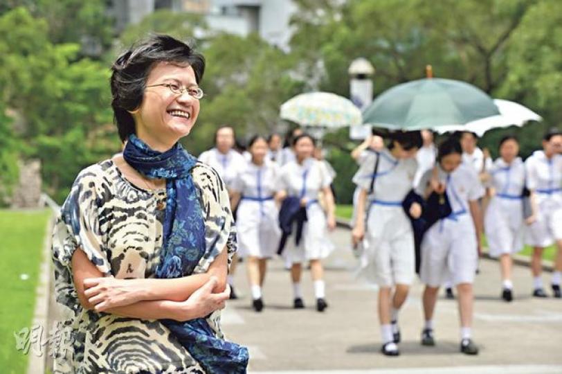 國教風波一周年,陳惜姿與一班家長戰友早已退下火線,她已回歸原來的「師奶仔」生活,前日在中大校園受訪時自然自在,展現去年在政總難得見到的歡容。(鄧宗弘攝) 國教風波一周年,陳惜姿與一班家長戰友早已退下火線,她已回歸原來的「師奶仔」生活,前日在中大校園受訪時自然自在,展現去年在政總難得見到的歡容。(鄧宗弘攝)