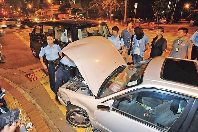 旺角昨黃昏發生男子瘋狂駕車逃避警員截查事件,事後探員將他黑布蒙頭押返座駕搜查,檢獲毒品及吸毒工具。(樊銳昌攝) 男子駛車逃走800米期間與5車碰撞,包括的士(圖)、私家車、客貨車及小巴等,幸未釀嚴重傷亡。(樊銳昌攝) 旺角昨黃昏發生男子瘋狂駕車逃避警員截查事件,事後探員將他黑布蒙頭押返座駕搜查,檢獲毒品及吸毒工具。(樊銳昌攝) 男子駛車逃走800米期間與5車碰撞,包括的士(圖)、私家車、客貨車及小巴等,幸未釀嚴重傷亡。(樊銳昌攝)