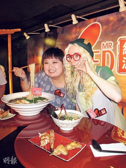美食當前,「細細粒」陳嘉佳(左)與陳明恩(右)豈能忍口!(攝影/記者:鍾一虹) 美食當前,「細細粒」陳嘉佳(左)與陳明恩(右)豈能忍口!(攝影/記者:鍾一虹)