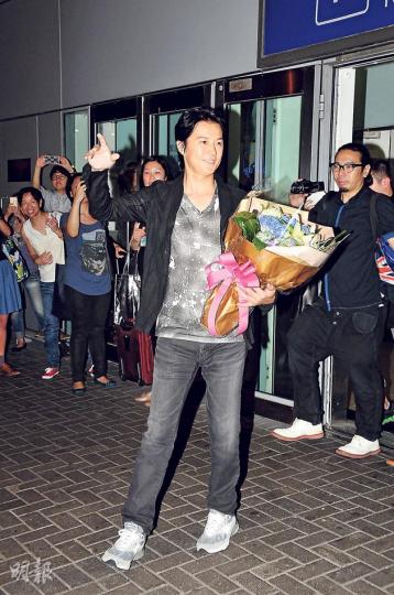 福山雅治型男魅力沒法擋,昨晚首度來港公幹吸引逾400名粉絲迎接。(攝影:梁迺楠、黃梓烜、孫華中)面對傳媒訪問,福山雅治用廣東話講「大家好」打招呼。(攝影:梁迺楠、黃梓烜、孫華中)福山雅治表情鬼馬兼動作多多。(攝影:梁迺楠、黃梓烜、孫華中)福山雅治登車前仍伸高手向對面馬路的粉絲揮手。(攝影:梁迺楠、黃梓烜、孫華中)福山雅治昨晚與隨行人員出外晚膳。(攝影:梁迺楠、黃梓烜、孫華中)粉絲拉起橫額歡迎福山雅治,開心一睹偶像風采。(攝影:梁迺楠、黃梓烜、孫華中) 福山雅治型男魅力沒法擋,昨晚首度來港公幹吸引逾400名粉絲迎接。(攝影:梁迺楠、黃梓烜、孫華中)面對傳媒訪問,福山雅治用廣東話講「大家好」打招呼。(攝影:梁迺楠、黃梓烜、孫華中)福山雅治表情鬼馬兼動作多多。(攝影:梁迺楠、黃梓烜、孫華中)福山雅治登車前仍伸高手向對面馬路的粉絲揮手。(攝影:梁迺楠、黃梓烜、孫華中)福山雅治昨晚與隨行人員出外晚膳。(攝影:梁迺楠、黃梓烜、孫華中)粉絲拉起橫額歡迎福山雅治,開心一睹偶像風采。(攝影:梁迺楠、黃梓烜、孫華中)