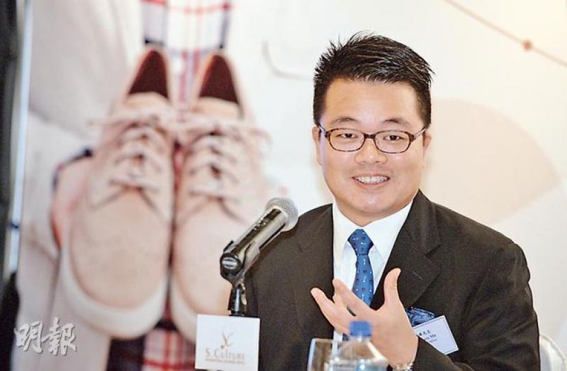 由李嘉誠妻舅莊學海創辦的港大零售集資約1億元,首席財務官馬振峰更稱,將從集資額中抽取2000萬元用作派息。(盧翊銘攝) 金鳳凰主席施合作(左)及執行董事施純彬(右)父子兵上陣。(劉焌陶攝) 中國鋁罐主席連運增(左)及執行董事高秀媚(右)是創業夫妻檔。(劉焌陶攝) 內房企業當代置業董事長張雷強調對上市有信心,毋懼市况波動。(劉焌陶攝) 由李嘉誠妻舅莊學海創辦的港大零售集資約1億元,首席財務官馬振峰更稱,將從集資額中抽取2000萬元用作派息。(盧翊銘攝) 金鳳凰主席施合作(左)及執行董事施純彬(右)父子兵上陣。(劉焌陶攝) 中國鋁罐主席連運增(左)及執行董事高秀媚(右)是創業夫妻檔。(劉焌陶攝) 內房企業當代置業董事長張雷強調對上市有信心,毋懼市况波動。(劉焌陶攝)