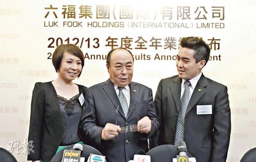 雖然金價在4月之後大跌,但六福預計新財年首季的同店銷售增長會更上一層樓,全靠搶金大媽的鼎力支持。圖左起為執行董事黃蘭詩、六福行政總裁黃偉常及執行董事黃浩龍。 (李澤彤攝) 雖然金價在4月之後大跌,但六福預計新財年首季的同店銷售增長會更上一層樓,全靠搶金大媽的鼎力支持。圖左起為執行董事黃蘭詩、六福行政總裁黃偉常及執行董事黃浩龍。 (李澤彤攝)