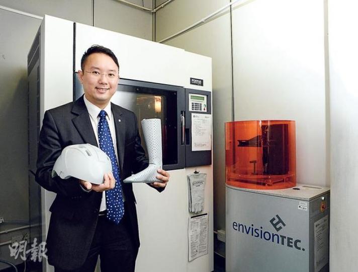 生產力促進局蘇文傑表示,3D打印技術現時應用於製作首辦,已有很大優勢,將來更可望直接生產一些款多量少,甚或個人化的高增值產品。其背後為該局的3D打印機。(陳淑安攝) 生產力促進局蘇文傑表示,3D打印技術現時應用於製作首辦,已有很大優勢,將來更可望直接生產一些款多量少,甚或個人化的高增值產品。其背後為該局的3D打印機。(陳淑安攝)