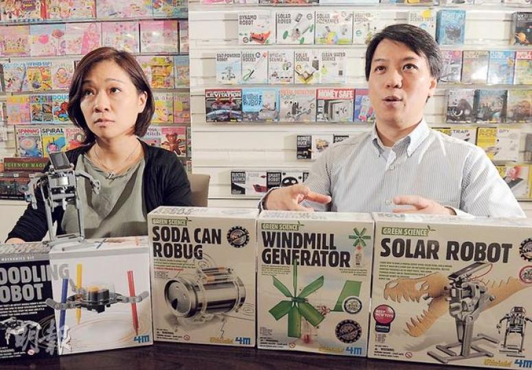 科文實業董事總經理朱志強(右)、設計經理麥鳳文表示,與人手加工相比,使用3D打印技術製作首辦,可以節省約一半費用,還有助縮短產品研發周期。(劉焌陶攝) 科文實業董事總經理朱志強(右)、設計經理麥鳳文表示,與人手加工相比,使用3D打印技術製作首辦,可以節省約一半費用,還有助縮短產品研發周期。(劉焌陶攝)