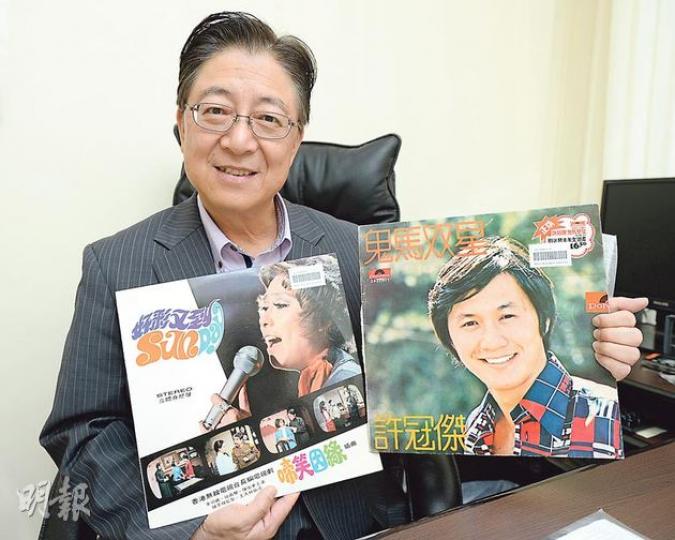 張文新曾主持《青春交響曲》、《新天地》及《熱線點唱》等音樂節目,主力介紹中文流行曲,他說手持的仙度拉《啼笑因緣》(圖左)及許冠傑的《鬼馬雙星》,是最影響香港樂壇的兩張大碟。(盧翊銘攝) 張文新曾主持《青春交響曲》、《新天地》及《熱線點唱》等音樂節目,主力介紹中文流行曲,他說手持的仙度拉《啼笑因緣》(圖左)及許冠傑的《鬼馬雙星》,是最影響香港樂壇的兩張大碟。(盧翊銘攝)