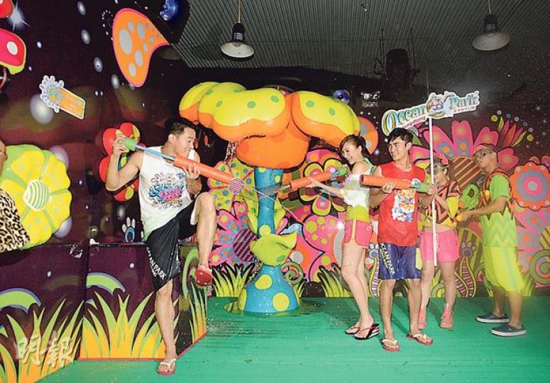 海洋公園本年度夏水禮特設3個園區, 包括首次引入的室內熒光水戰場地、瘋狂滑水梯和勁爆水彈陣。左起為藝人陳智燊、高海寧、魏焌皓。(陳淑安攝) 海洋公園本年度夏水禮特設3個園區, 包括首次引入的室內熒光水戰場地、瘋狂滑水梯和勁爆水彈陣。左起為藝人陳智燊、高海寧、魏焌皓。(陳淑安攝)