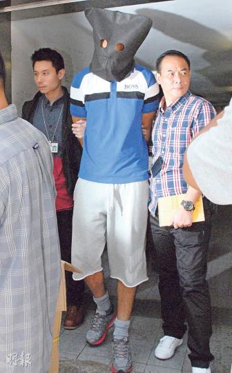 身材高大的法國籍男子涉嫌強姦,昨被警方拘捕,以黑布蒙頭及鎖上手銬帶署調查。(雲錦鋒攝) 探員到案發酒店房間蒐證,檢走一批證物,包括曾使用的安全套及包裝盒。(雲錦鋒攝) 身材高大的法國籍男子涉嫌強姦,昨被警方拘捕,以黑布蒙頭及鎖上手銬帶署調查。(雲錦鋒攝) 探員到案發酒店房間蒐證,檢走一批證物,包括曾使用的安全套及包裝盒。(雲錦鋒攝)