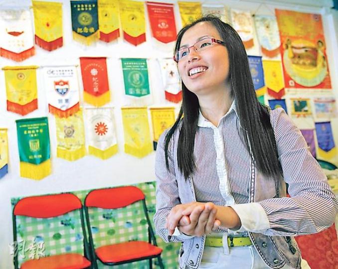 明欣常到學校分享奮鬥經歷,教室掛滿感謝旗,小朋友都喚她「明欣姐姐」。有說本港年輕人鬱結甚重,有何良策? 她笑得淡然﹕「 我都想買樓,但要有耐性,要適當地表達自己。」(李紹昌攝) 明欣常到學校分享奮鬥經歷,教室掛滿感謝旗,小朋友都喚她「明欣姐姐」。有說本港年輕人鬱結甚重,有何良策? 她笑得淡然﹕「 我都想買樓,但要有耐性,要適當地表達自己。」(李紹昌攝)