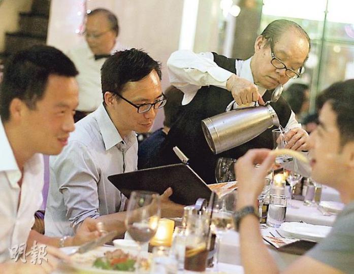 統計處調查發現不少巿民希望屆退休年齡後仍工作。圖為招聘不少長者的上環銀杏館,該館指不少長者求職是因為經濟因素。(李澤彤攝) 統計處調查發現不少巿民希望屆退休年齡後仍工作。圖為招聘不少長者的上環銀杏館,該館指不少長者求職是因為經濟因素。(李澤彤攝)