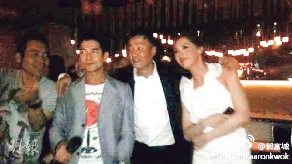 城城上載在上海去朋友的結婚派對照片,表示依然問心無愧。(微博圖片) 城城上載在上海去朋友的結婚派對照片,表示依然問心無愧。(微博圖片)