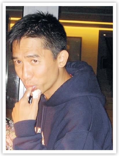 大家冇睇錯!佢係梁朝偉!他適逢51歲生日,搖身一變成為賣萌影帝。(微博圖片) 大家冇睇錯!佢係梁朝偉!他適逢51歲生日,搖身一變成為賣萌影帝。(微博圖片)