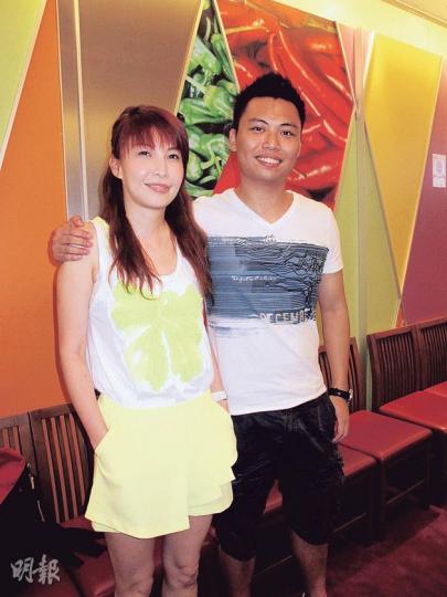 阿佳與Mandy合照時有點怕醜,但女方卻呼男方做「BB」,看來兩人感情不錯。(攝影/記者:鍾一虹) Sharon送抱道歉時眼有淚光,Rocky就大方表示不介懷。(攝影/記者:鍾一虹) 阿佳與Mandy合照時有點怕醜,但女方卻呼男方做「BB」,看來兩人感情不錯。(攝影/記者:鍾一虹) Sharon送抱道歉時眼有淚光,Rocky就大方表示不介懷。(攝影/記者:鍾一虹)