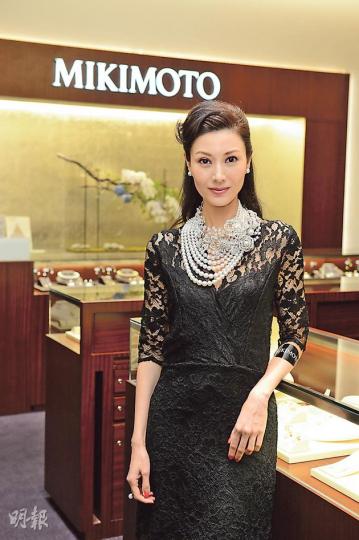 李嘉欣戴上價值逾千萬元的珍珠鑽石頸飾,雍容華貴。(攝影:梁迺楠) 李嘉欣戴上價值逾千萬元的珍珠鑽石頸飾,雍容華貴。(攝影:梁迺楠)