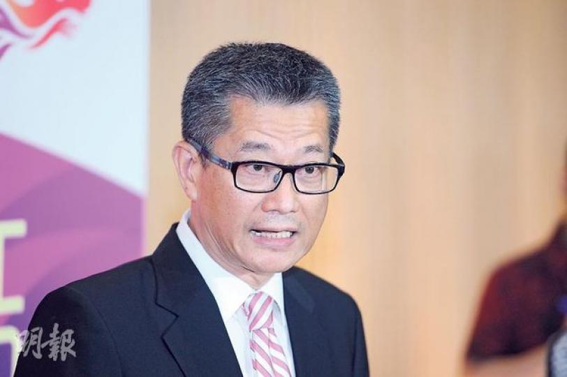 發展局長陳茂波表示,下季政府主動招標出售9幅住宅用地,可興建約2500伙,首兩個季度政府透過賣地供應約4900個單位。由於部分勾地表內土地仍在規劃階段,會在下半年度陸續推出。(尹錦恩攝) 發展局長陳茂波表示,下季政府主動招標出售9幅住宅用地,可興建約2500伙,首兩個季度政府透過賣地供應約4900個單位。由於部分勾地表內土地仍在規劃階段,會在下半年度陸續推出。(尹錦恩攝)