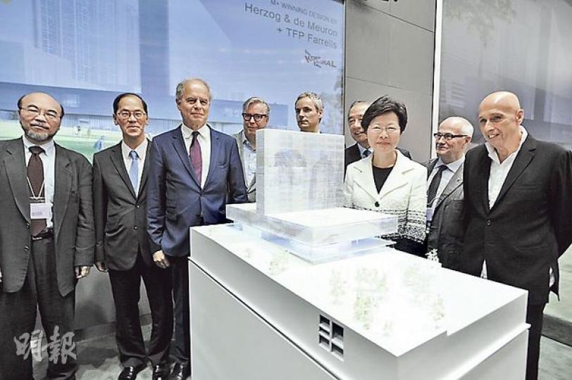 身兼西九管理局董事局主席的政務司長林鄭月娥(右三)昨公布M+博物館建築設計(圖前),同時承認西九文化區項目建造費超預算,會向城規會申請把整個文化區地積比放寬10%至15%,額外增加7萬至10萬平方米樓面面積,綜合地庫亦改由政府全數承擔約100億元成本。(葉家豪攝) 身兼西九管理局董事局主席的政務司長林鄭月娥(右三)昨公布M+博物館建築設計(圖前),同時承認西九文化區項目建造費超預算,會向城規會申請把整個文化區地積比放寬10%至15%,額外增加7萬至10萬平方米樓面面積,綜合地庫亦改由政府全數承擔約100億元成本。(葉家豪攝)