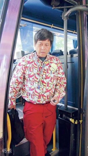 駕迪士尼穿梭巴撞及前車的司機,事後向車上乘客承認打瞌睡導致車禍。(林智傑攝)迪士尼穿梭旅巴司機疑打瞌睡致失控撞前車,穿梭巴車頭嚴重損毁。(林智傑攝) 駕迪士尼穿梭巴撞及前車的司機,事後向車上乘客承認打瞌睡導致車禍。(林智傑攝)迪士尼穿梭旅巴司機疑打瞌睡致失控撞前車,穿梭巴車頭嚴重損毁。(林智傑攝)