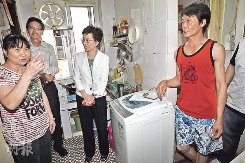 市建局展開今年第二輪需求主導項目,重建大角嘴福澤街8至10號及利得街7至9號。劏房戶黃錦輝(右一)支持重建,希望藉此上樓改善家人生活。(李紹昌攝)大角嘴福澤街及利得街重建項目佔地7500平方呎,預計可以提供約100個中小型單位。圖為將被收購的利得街7至9號家慶樓。(李紹昌攝) 市建局展開今年第二輪需求主導項目,重建大角嘴福澤街8至10號及利得街7至9號。劏房戶黃錦輝(右一)支持重建,希望藉此上樓改善家人生活。(李紹昌攝)大角嘴福澤街及利得街重建項目佔地7500平方呎,預計可以提供約100個中小型單位。圖為將被收購的利得街7至9號家慶樓。(李紹昌攝)