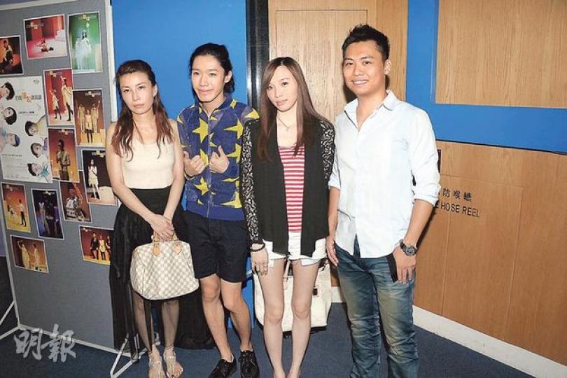 Mandy(左起)、「綠妖」Karl、Sharon及阿佳前晚結伴欣賞舞台劇。(攝影/記者:陳釗) Mandy(左起)、「綠妖」Karl、Sharon及阿佳前晚結伴欣賞舞台劇。(攝影/記者:陳釗)