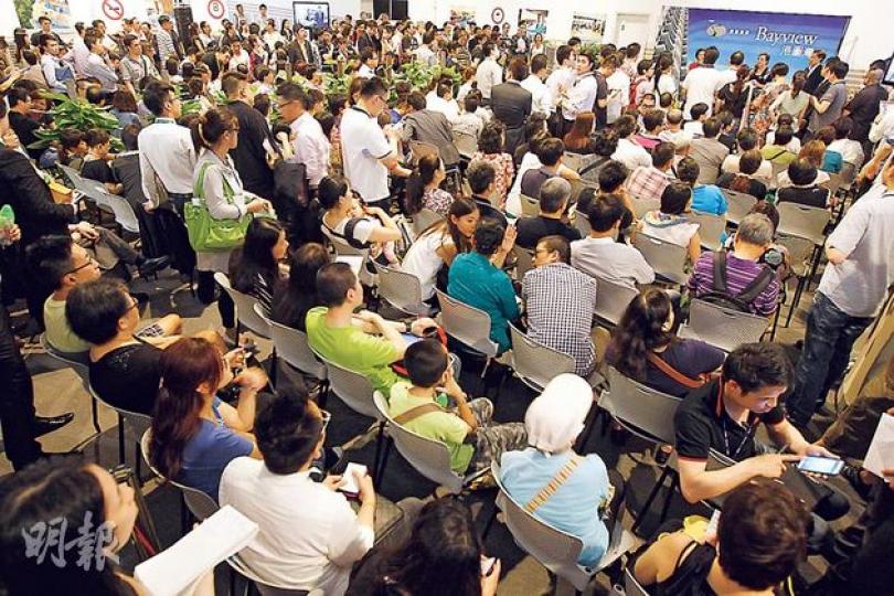 市場焦點新盤港圖灣開售,嘉里指接獲約130組登記,當中昨日有100組買家到場揀樓,熱鬧場面是兩個月來所少見。(李紹昌攝)買家朱先生﹕今次以抽籤形式決定揀樓次序做法公平,並指港圖灣定價算合理,也不擔心稍後有機會加息。他表示購入的單位,銀碼低於1000萬元,自己亦不需付雙倍印花稅。(李紹昌攝)頭籌買家謝先生﹕以約1006萬元購入一個高層實用面積603方呎、向海景的B室;他表示作自住,即使稍後或會加息亦不擔心。另他雖是換樓客,但已放售物業,並不需付雙倍印花稅。(李紹昌攝) 市場焦點新盤港圖灣開售,嘉里指接獲約130組登記,當中昨日有100組買家到場揀樓,熱鬧場面是兩個月來所少見。(李紹昌攝)買家朱先生﹕今次以抽籤形式決定揀樓次序做法公平,並指港圖灣定價算合理,也不擔心稍後有機會加息。他表示購入的單位,銀碼低於1000萬元,自己亦不需付雙倍印花稅。(李紹昌攝)頭籌買家謝先生﹕以約1006萬元購入一個高層實用面積603方呎、向海景的B室;他表示作自住,即使稍後或會加息亦不擔心。另他雖是換樓客,但已放售物業,並不需付雙倍印花稅。(李紹昌攝)