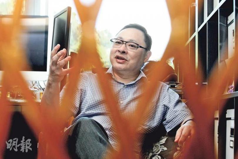 為香港民主,港大法律學院副教授戴耀廷發起公民抗命,冒着可能坐監的風險,但面對「損害經濟民生」的批評,戴耀廷強調,「佔中」目標不是要癱瘓中環,而是「博拉」,只需佔其中一條路便做到。本圖是攝影記者隔着藤椅拍攝。(李紹昌攝) 為香港民主,港大法律學院副教授戴耀廷發起公民抗命,冒着可能坐監的風險,但面對「損害經濟民生」的批評,戴耀廷強調,「佔中」目標不是要癱瘓中環,而是「博拉」,只需佔其中一條路便做到。本圖是攝影記者隔着藤椅拍攝。(李紹昌攝)