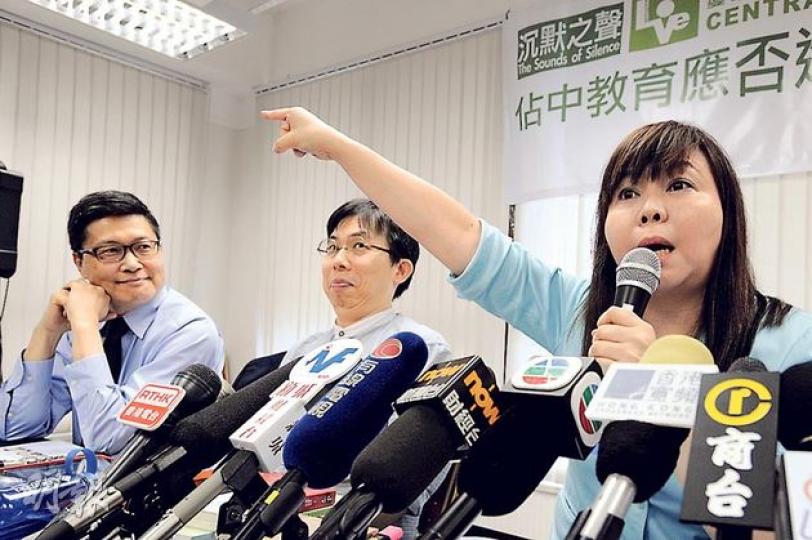 佔中發起人之一陳健民(左)昨出席「沉默之聲」論壇,他同意教協代表方景樂(中)所說,應容許學生就佔中在課堂上討論。但同場的家長聯會會長李偲嫣(右)反對,認為這是對學生「另類洗腦」。(葉家豪攝) 佔中發起人之一陳健民(左)昨出席「沉默之聲」論壇,他同意教協代表方景樂(中)所說,應容許學生就佔中在課堂上討論。但同場的家長聯會會長李偲嫣(右)反對,認為這是對學生「另類洗腦」。(葉家豪攝)