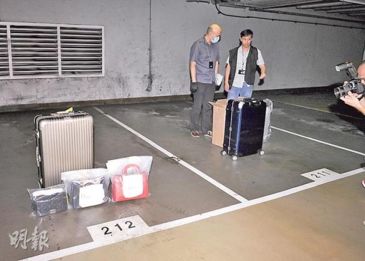 探員在疑犯住所及車內檢獲多個行李箱及手袋,包括各款名牌如Dior、Chanel手袋,以及Rimowa行李篋。(蔡方山攝)涉嫌偷去離港託運行李的陳姓疑犯,前晚被黑布蒙頭、鎖上手扣(中),由警員帶到港鐵香港站停車場搜車,檢出部分被盜走的名牌行李篋。(蔡方山攝) 探員在疑犯住所及車內檢獲多個行李箱及手袋,包括各款名牌如Dior、Chanel手袋,以及Rimowa行李篋。(蔡方山攝)涉嫌偷去離港託運行李的陳姓疑犯,前晚被黑布蒙頭、鎖上手扣(中),由警員帶到港鐵香港站停車場搜車,檢出部分被盜走的名牌行李篋。(蔡方山攝)