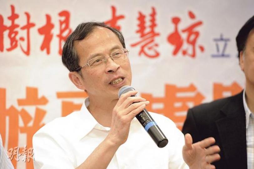 民建聯曾鈺成、鍾樹根、李慧琼議員辦事處昨開幕,身為立法會主席的曾鈺成(圖)表示,由於無法負擔街舖高昂租金,辦事處唯有選址樓上舖。(尹錦恩攝) 民建聯曾鈺成、鍾樹根、李慧琼議員辦事處昨開幕,身為立法會主席的曾鈺成(圖)表示,由於無法負擔街舖高昂租金,辦事處唯有選址樓上舖。(尹錦恩攝)