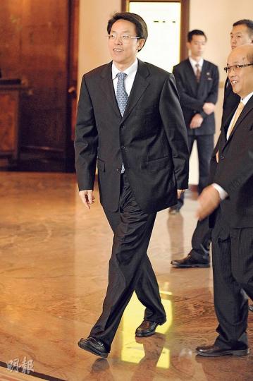 中聯辦主任張曉明出席田北辰長女婚宴,沒有回應今年七一遊行的訴求。 (葉家豪攝)前政務司長陳方安生展現招牌「四萬」笑容。(葉家豪攝)前政務司長唐英年和太太郭妤淺十指緊扣到場,主動面向鏡頭供記者拍照。唐太昨穿簡約藍色連身裙。(葉家豪攝) 中聯辦主任張曉明出席田北辰長女婚宴,沒有回應今年七一遊行的訴求。 (葉家豪攝)前政務司長陳方安生展現招牌「四萬」笑容。(葉家豪攝)前政務司長唐英年和太太郭妤淺十指緊扣到場,主動面向鏡頭供記者拍照。唐太昨穿簡約藍色連身裙。(葉家豪攝)