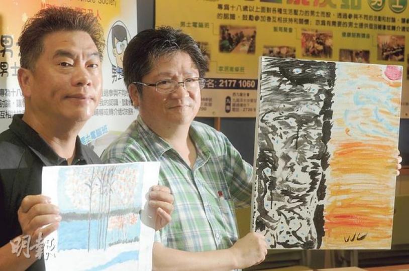 同為人父的楊先生(左)及William(右)透過參加香港家庭福利會的「男士家友站」繪畫活動表達心聲,兩人的作品早前於文化中心展出。(劉焌陶攝) 同為人父的楊先生(左)及William(右)透過參加香港家庭福利會的「男士家友站」繪畫活動表達心聲,兩人的作品早前於文化中心展出。(劉焌陶攝)