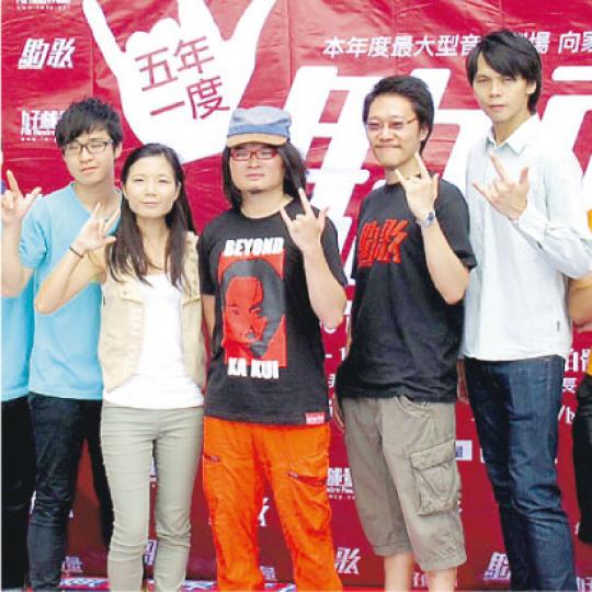 舞台劇《駒歌》昨日在尖沙嘴街頭表演,導演楊秉基(中)力斥RubberBand參與維穩騷。(攝影/記者﹕楊安莉)昨日有不少內地歌迷到將軍澳華人永遠墳場向偶像黃家駒靈墓拜祭。(攝影/記者﹕楊安莉) 舞台劇《駒歌》昨日在尖沙嘴街頭表演,導演楊秉基(中)力斥RubberBand參與維穩騷。(攝影/記者﹕楊安莉)昨日有不少內地歌迷到將軍澳華人永遠墳場向偶像黃家駒靈墓拜祭。(攝影/記者﹕楊安莉)