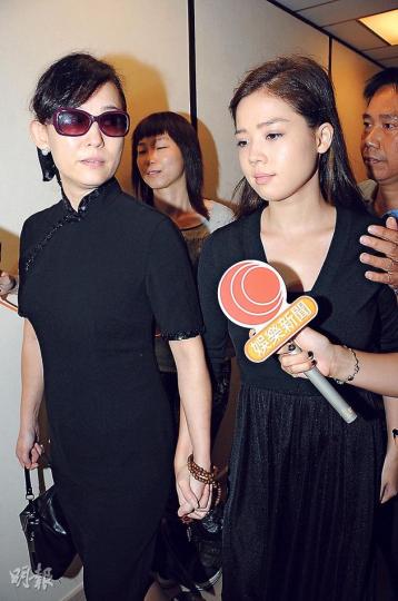 翁靜晶與女兒萬儀拖着手離開時接受傳媒簡短訪問,說劉師傅是屬於香港人的。(攝影:鍾偉茵)陳百祥透露將成立劉家良電影基金。(攝影:鍾偉茵) 翁靜晶與女兒萬儀拖着手離開時接受傳媒簡短訪問,說劉師傅是屬於香港人的。(攝影:鍾偉茵)陳百祥透露將成立劉家良電影基金。(攝影:鍾偉茵)