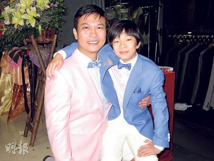 錢小豪與兒子德德穿上父子禮服,合拍地大擺甫士影相。(攝影/記者:林蘊兒) 錢小豪與兒子德德穿上父子禮服,合拍地大擺甫士影相。(攝影/記者:林蘊兒)