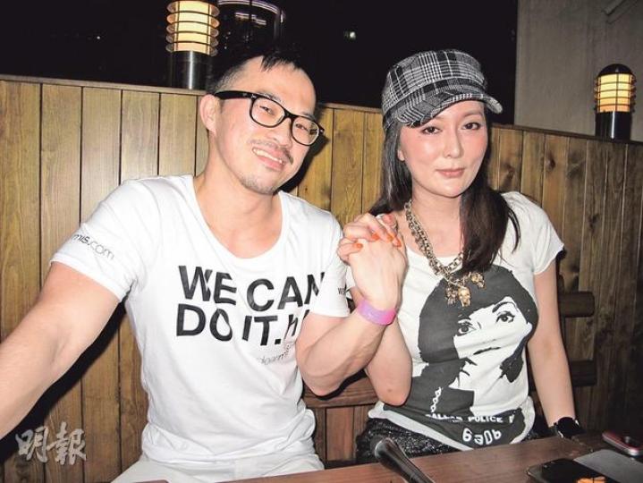 Cyrus與Queenie十指緊扣似足情侶,惟女方暗示仍未衝破姊弟戀心理阻礙。(攝影/記者﹕林蘊兒)Cyrus(左起)、Rocky、阿佳、Justin互相鼓勵,阿佳最受感動流下男兒淚。(攝影/記者﹕林蘊兒)4名求愛男老友鬼鬼,大男人緊緊擁作一團,比女人更感性。(攝影/記者﹕林蘊兒)Justin攬Carol合照,承認雙方有發展空間。(攝影/記者﹕林蘊兒)Whitney遭男友前妻Mia譏諷「姣婆」感不滿。(攝影/記者﹕林蘊兒)綠妖導師Karl穿透視長裙加蝴蝶結髮型現身。(攝影/記者﹕林蘊兒) Cyrus與Queenie十指緊扣似足情侶,惟女方暗示仍未衝破姊弟戀心理阻礙。(攝影/記者﹕林蘊兒)Cyrus(左起)、Rocky、阿佳、Justin互相鼓勵,阿佳最受感動流下男兒淚。(攝影/記者﹕林蘊兒)4名求愛男老友鬼鬼,大男人緊緊擁作一團,比女人更感性。(攝影/記者﹕林蘊兒)Justin攬Carol合照,承認雙方有發展空間。(攝影/記者﹕林蘊兒)Whitney遭男友前妻Mia譏諷「姣婆」感不滿。(攝影/記者﹕林蘊兒)綠妖導師Karl穿透視長裙加蝴蝶結髮型現身。(攝影/記者﹕林蘊兒)