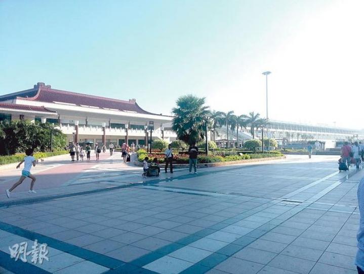珠海拱北新入境大樓位於城軌珠海總站旁邊,由廣州等地坐城軌到珠海的旅客,可以很方便到隔壁的新大樓過關到澳門。(陳偉燊攝)旅客心聲﹕孫先生說是關員分流他到拱北新入境大樓過關,感覺過關較過往快。(陳偉燊攝)旅客心聲﹕剛使用拱北新大樓的凌先生表示,過境時挺通暢,將來他到訪澳門時會更方便,日後有機會多到澳門。(陳偉燊攝) 珠海拱北新入境大樓位於城軌珠海總站旁邊,由廣州等地坐城軌到珠海的旅客,可以很方便到隔壁的新大樓過關到澳門。(陳偉燊攝)旅客心聲﹕孫先生說是關員分流他到拱北新入境大樓過關,感覺過關較過往快。(陳偉燊攝)旅客心聲﹕剛使用拱北新大樓的凌先生表示,過境時挺通暢,將來他到訪澳門時會更方便,日後有機會多到澳門。(陳偉燊攝)