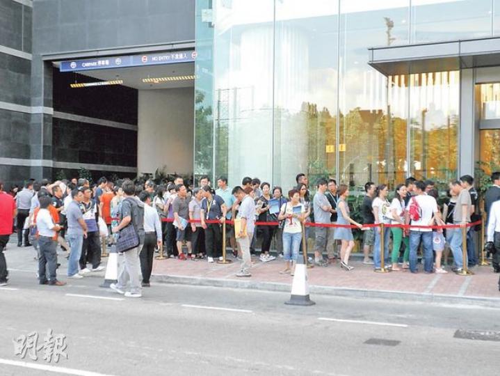 嘉里港圖灣發展商昨日宣布加推42伙應市。昨天在土瓜灣現樓售樓處門外,有市民排隊睇樓。(李宛婷攝) 嘉里港圖灣發展商昨日宣布加推42伙應市。昨天在土瓜灣現樓售樓處門外,有市民排隊睇樓。(李宛婷攝)