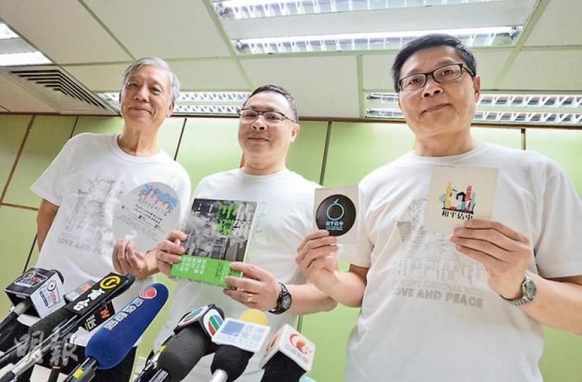 佔中三子朱耀明(左起)、戴耀廷及陳健民強調今年七一非佔中的最佳時機,呼籲計劃率先佔領者三思,以免行動取不到社會支持。戴手中所持為其新書《佔領中環——和平抗爭心戰室》。(盧翊銘攝) 佔中三子朱耀明(左起)、戴耀廷及陳健民強調今年七一非佔中的最佳時機,呼籲計劃率先佔領者三思,以免行動取不到社會支持。戴手中所持為其新書《佔領中環——和平抗爭心戰室》。(盧翊銘攝)