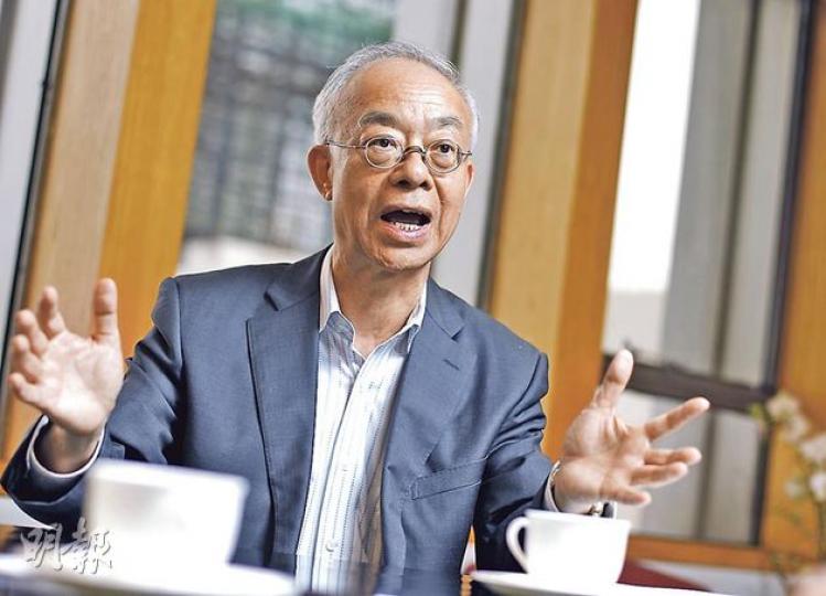 身兼長策會成員的房協主席鄔滿海接受訪問時倡議,新居屋設計應進一步實而不華,當遇上樓市逆轉時,亦可以有轉作公屋的彈性,避免重蹈當年「八萬五」的覆轍。(李澤彤攝)(明報製圖) 身兼長策會成員的房協主席鄔滿海接受訪問時倡議,新居屋設計應進一步實而不華,當遇上樓市逆轉時,亦可以有轉作公屋的彈性,避免重蹈當年「八萬五」的覆轍。(李澤彤攝)(明報製圖)
