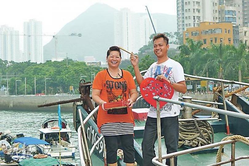 28年前以傳統婚嫁儀式結婚的黃彩蘭(左)和丈夫(右)表示,當時新郎要用扇子敲新娘的頭三下,意為過門後要聽話。(孫娜攝) 28年前以傳統婚嫁儀式結婚的黃彩蘭(左)和丈夫(右)表示,當時新郎要用扇子敲新娘的頭三下,意為過門後要聽話。(孫娜攝)