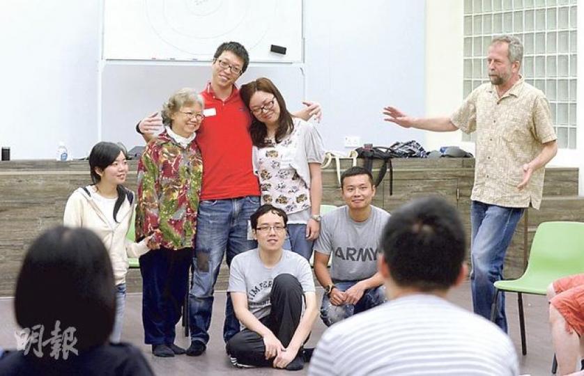 英國的被壓迫者劇場資深導師Adrian Jackson(右一),早前來港開辦工作坊,他認為透過參與被壓迫者劇場,可助弱勢充權,鼓勵他們改變現實困境。(余俊亮攝) 英國的被壓迫者劇場資深導師Adrian Jackson(右一),早前來港開辦工作坊,他認為透過參與被壓迫者劇場,可助弱勢充權,鼓勵他們改變現實困境。(余俊亮攝)