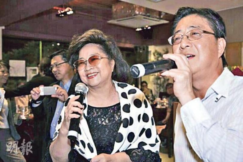 張文新與徐小鳳合唱《風的季節》掀起飯局高潮。(微博圖片)阿叻(左起)、Uncle Ray、黃杏秀、張文新、區瑞強、李克勤、車淑梅聚首一堂。(微博圖片) 張文新與徐小鳳合唱《風的季節》掀起飯局高潮。(微博圖片)阿叻(左起)、Uncle Ray、黃杏秀、張文新、區瑞強、李克勤、車淑梅聚首一堂。(微博圖片)