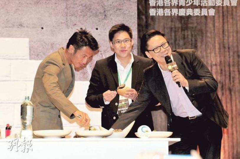 謝霆鋒親自炮製美食,霍啓剛試食時不斷被主持陳志雲玩,令全場捧腹大笑。(攝影:梁迺楠)謝霆鋒笑瞇瞇下廚,聚精會神之餘也不忘Chok樣。(攝影:梁迺楠) 謝霆鋒親自炮製美食,霍啓剛試食時不斷被主持陳志雲玩,令全場捧腹大笑。(攝影:梁迺楠)謝霆鋒笑瞇瞇下廚,聚精會神之餘也不忘Chok樣。(攝影:梁迺楠)