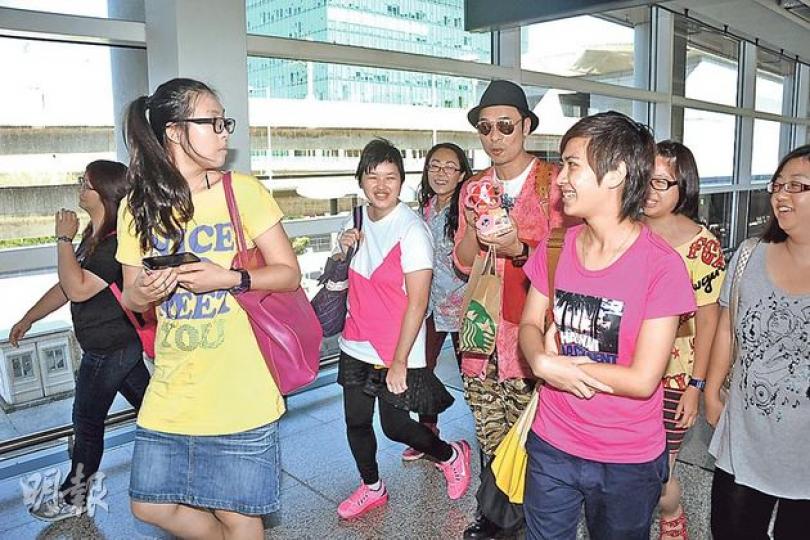 許志安返到香港機場時,獲歌迷送上音樂盒。(攝影:孫華中) 許志安返到香港機場時,獲歌迷送上音樂盒。(攝影:孫華中)