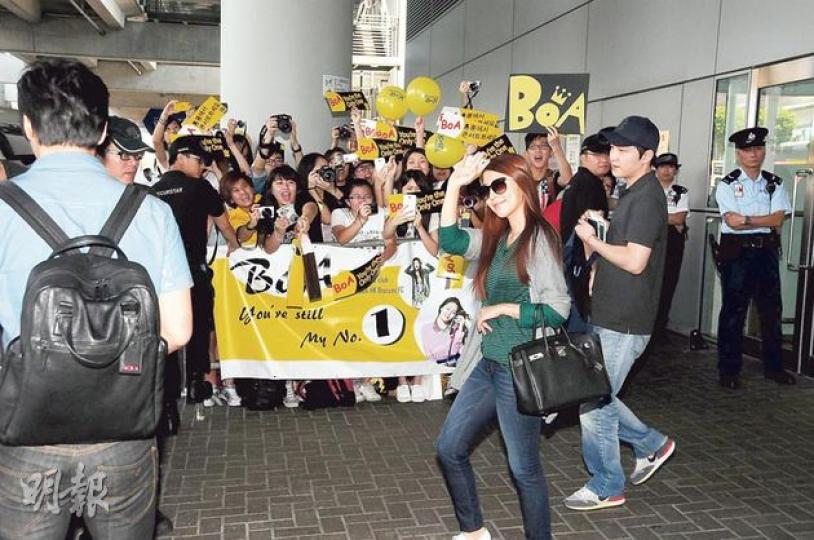 BoA笑容滿面向現場粉絲及記者揮手打招呼,並以約5秒時間迅速上車離去。(攝影﹕孫華中)BoA一身便服,戴太陽眼鏡現身機場,現場有20多名警員及機場保安護駕。(攝影﹕孫華中) BoA笑容滿面向現場粉絲及記者揮手打招呼,並以約5秒時間迅速上車離去。(攝影﹕孫華中)BoA一身便服,戴太陽眼鏡現身機場,現場有20多名警員及機場保安護駕。(攝影﹕孫華中)