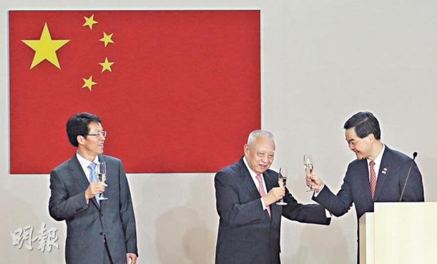 特首梁振英(右)昨出席回歸16年慶祝酒會,發表約1200字的演辭,強調特區政府本着最大誠意和承擔,在適當時候就普選特首作諮詢。之後他與前特首董建華(中)、中聯辦主任張曉明(左)及一眾官員祝酒,另一名前特首曾蔭權缺席。(李紹昌攝)添馬公園昨舉辦慶回歸嘉年華,中聯辦主任張曉明(左起)、特首梁振英和政務司長林鄭月娥一起主禮,3人在儀式中手牽手,寓意同心慶回歸,又與支持者一同砌出心形圖案。(劉焌陶攝)慶回歸嘉年華現場,有參加者高舉支持梁振英的橫額,又舉起口號指要「維護香港繁榮穩定」,當梁振英入場時,慶委 特首梁振英(右)昨出席回歸16年慶祝酒會,發表約1200字的演辭,強調特區政府本着最大誠意和承擔,在適當時候就普選特首作諮詢。之後他與前特首董建華(中)、中聯辦主任張曉明(左)及一眾官員祝酒,另一名前特首曾蔭權缺席。(李紹昌攝)添馬公園昨舉辦慶回歸嘉年華,中聯辦主任張曉明(左起)、特首梁振英和政務司長林鄭月娥一起主禮,3人在儀式中手牽手,寓意同心慶回歸,又與支持者一同砌出心形圖案。(劉焌陶攝)慶回歸嘉年華現場,有參加者高舉支持梁振英的橫額,又舉起口號指要「維護香港繁榮穩定」,當梁振英入場時,慶委